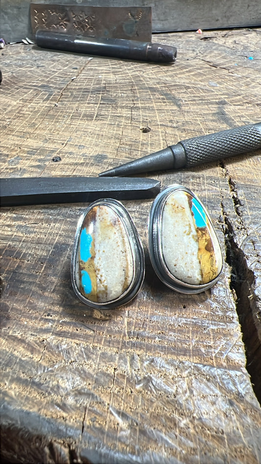 Victoria studs